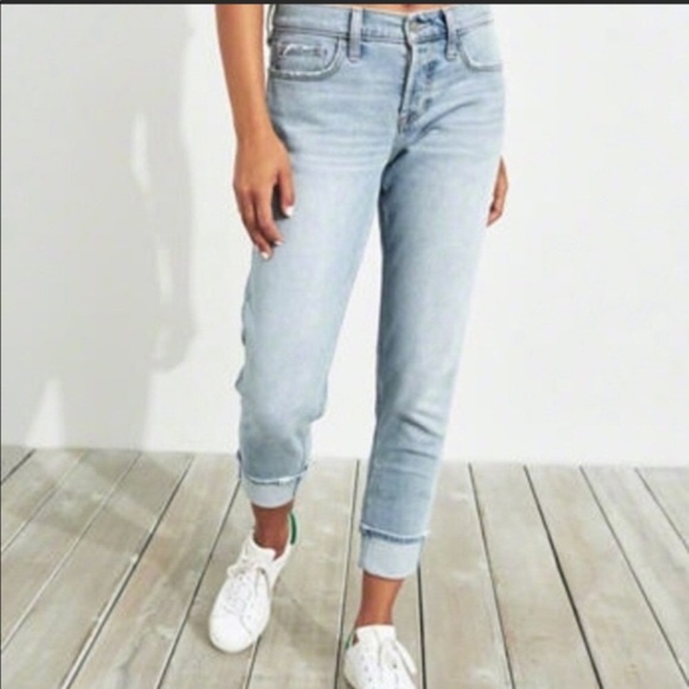 SOLD ❌ Hollister Low Rise Crop Boyfriend Jeans
